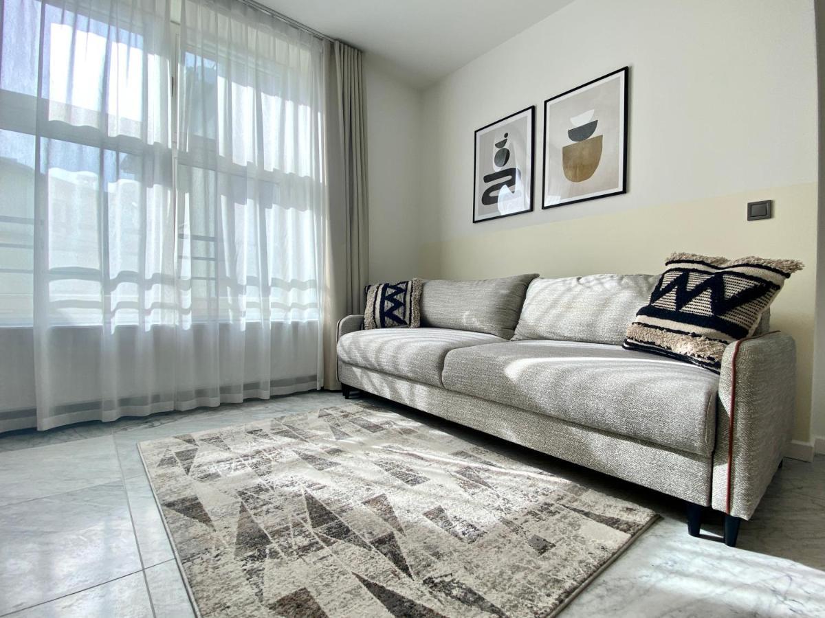 H11 Aparthotel 크라쿠프 외부 사진 A living room with a carpet