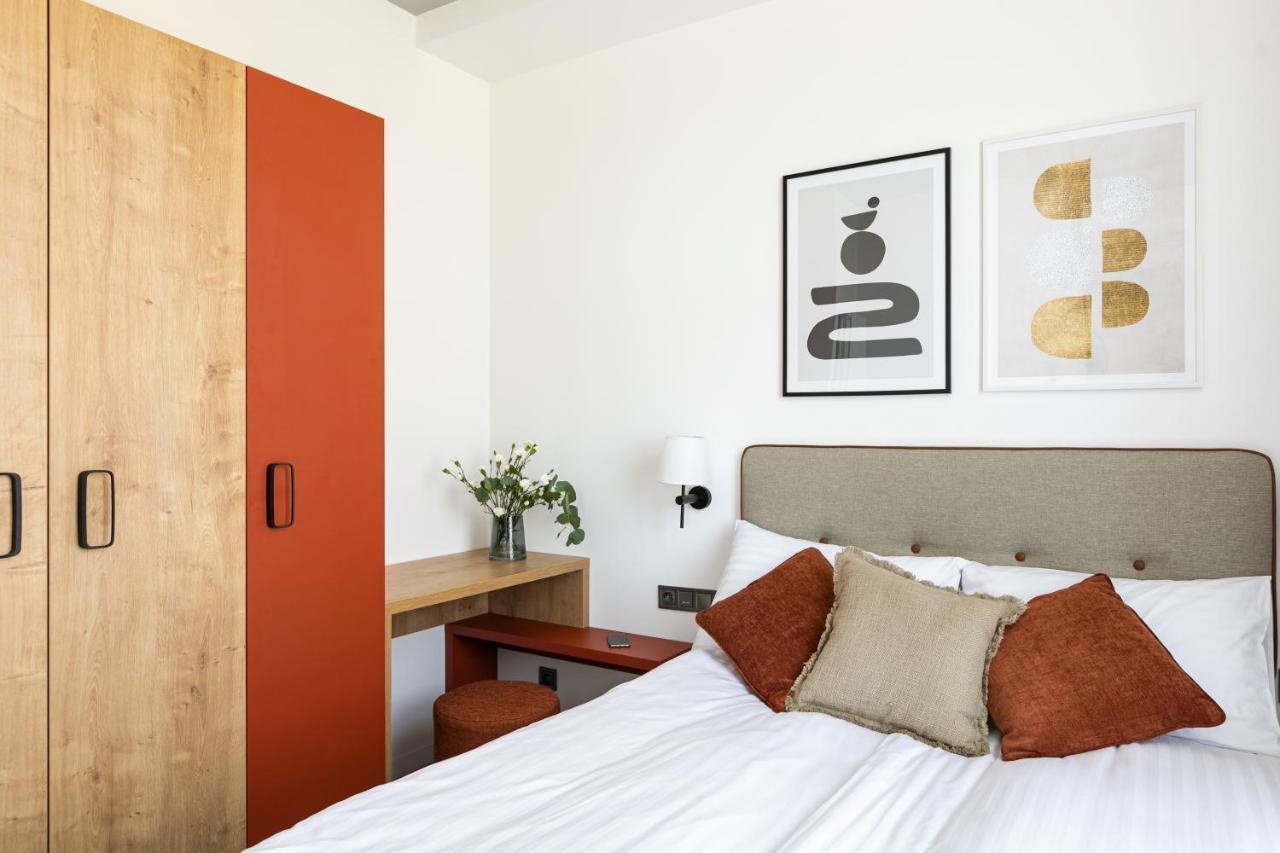 H11 Aparthotel 크라쿠프 외부 사진 A bedroom at the Standard East Village